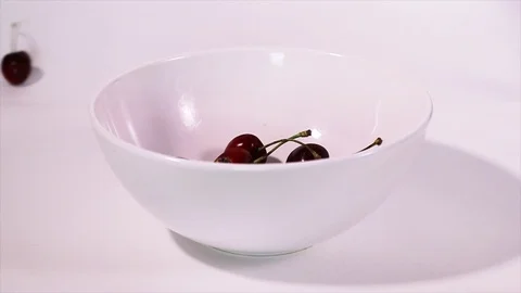 Falling cherries into a white plate Vídeo Stock 111375726