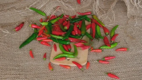 Falling chillies. 库存影片 128361717