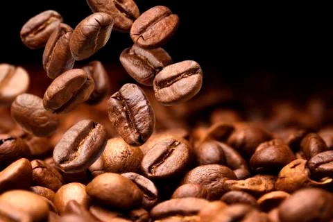 Falling coffee beans. Dark background with copy space, close-up Foto stock