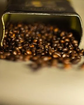Falling coffee beans from a tin can Foto stock