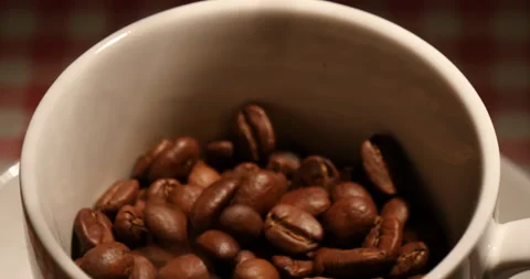 Falling coffee beans into white cup 库存影片 162609874
