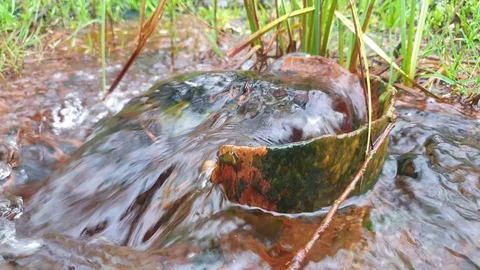 Falling drops in the close-up in a barrel slow motion. Video stock 107568948