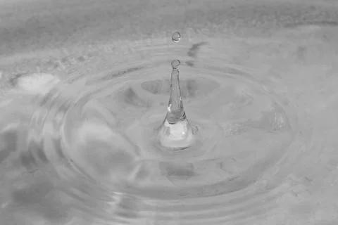 Falling drops in water 스톡 사진