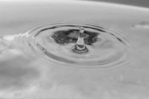 Falling drops in water Stockfoto's