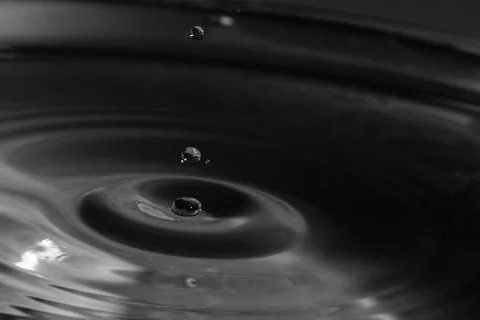 Falling drops in water 스톡 사진