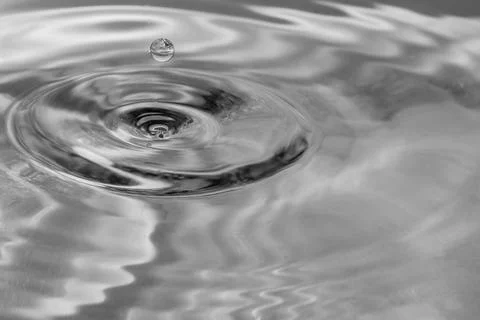 Falling drops in water Foto stock