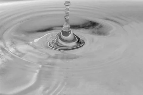 Falling drops in water Foto stock