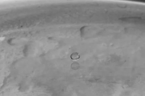 Falling drops in water Stockfoto's