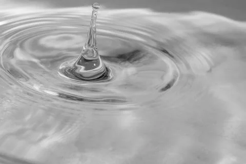 Falling drops in water Stockfoto's
