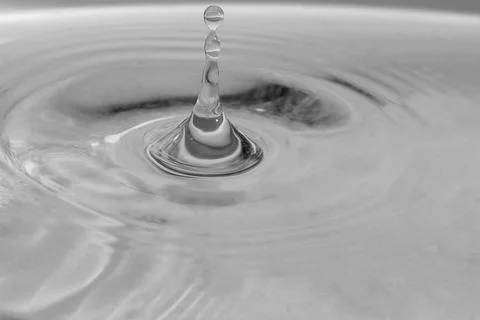 Falling drops in water Stockfoto's