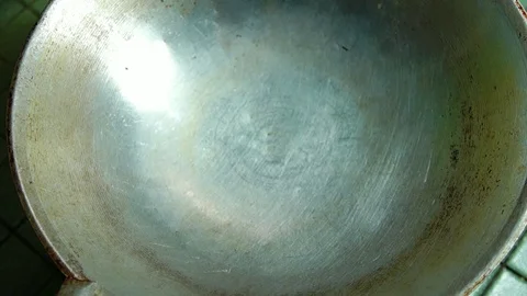 Falling egg in wokin slow motion. 스톡 동영상 111564175