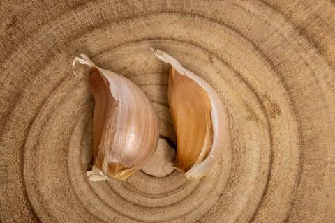 Falling garlic, isolated on white background, clipping path, full depth of field Foto stock
