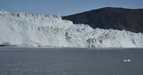 A falling glacier that broke off a huge glacier Video stock 148196964