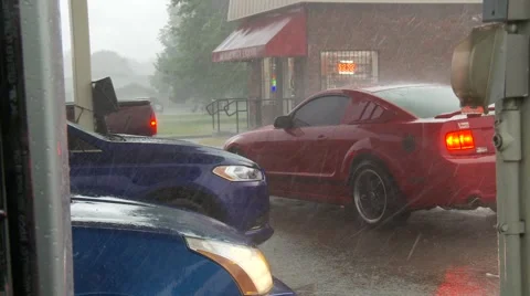 Falling hail and driving rain in severe storm forces cars to seek shelter 库存影片 66921257