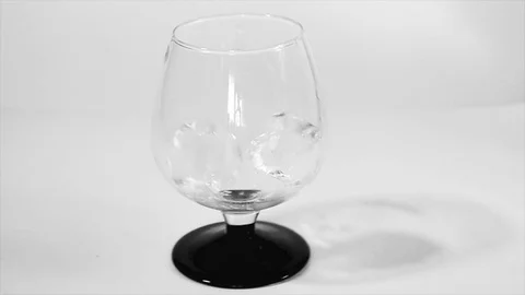 Falling ice into a glass on a white background Vídeo Stock 111375687