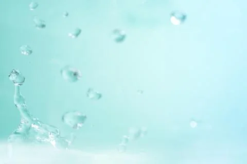 Falling jets and drops of clear, clear blue water. Foto stock