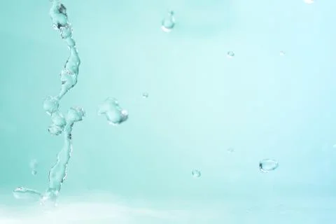 Falling jets and drops of clear, clear blue water. Foto stock