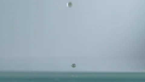 Falling pearls on the floor 스톡 동영상 112100022