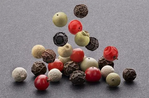 Falling pepper mix of black, red and white peppercorns Foto stock