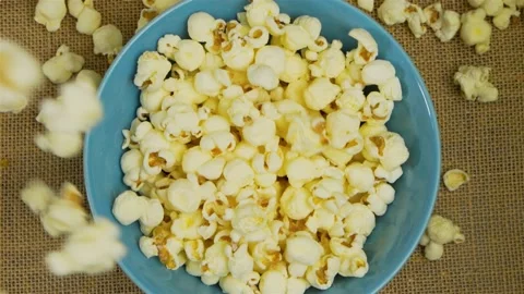 Falling popcorn in a bowl. Stock-Footage 146813663