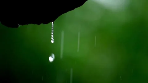 Falling rain and water drop from roof and Flowing Smoothly Down. in morning day Stockbeeldmateriaal 336571302