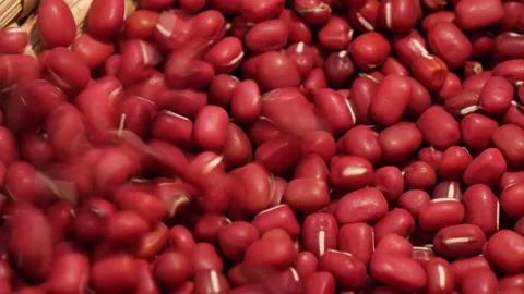 Falling red adzuki beans into turning basket 库存影片 162592332