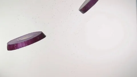 Falling rings of red onion slices isolated on white background Stock-Footage 84773653