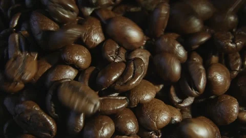 Falling Roasted Coffee Beans Macro Close Up Slow Motion. 스톡 동영상 334324813