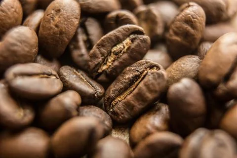 Falling Roasted Coffee Beans, Macro Shot, close-up. Stock-Fotos