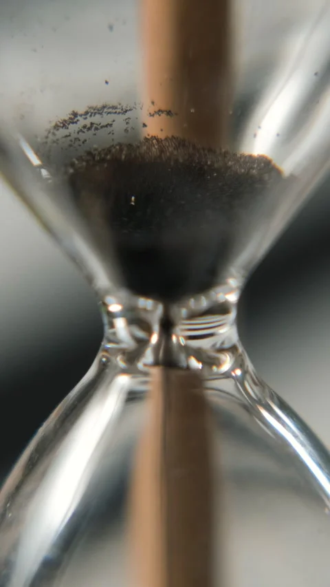 Falling sand inside hourglass, macro shot 스톡 동영상 322220326