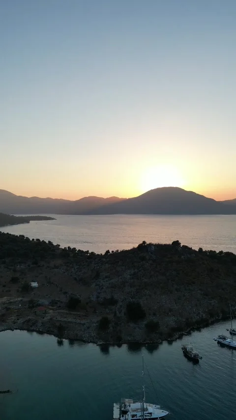 Falling shot of remote marina on secluded island at dusk 库存影片 238587446