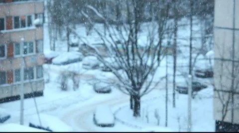 Falling snow in focus, blurred background. Moving cars and anonymous in bachgrou Видео 951595