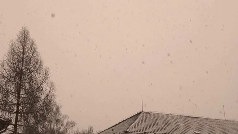 Falling snow over the city Video stock 107834930