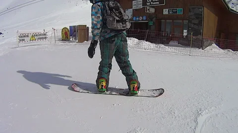 Falling on snowboardin Val Thorens Video stock 35874433