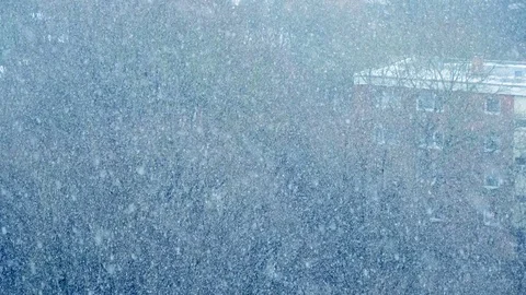 Falling snowflakes, snow-capped city Stockbeeldmateriaal 83369246