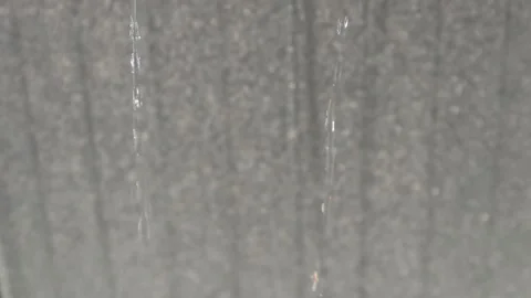 Falling water drops from eaves at springtime Vídeos de archivo 236545130