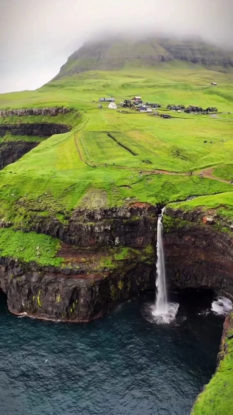 Falling water from the mountains Stockbeeldmateriaal 330356453