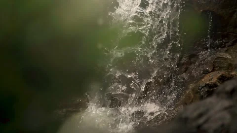 Falling Water in Slow Motion Stockbeeldmateriaal 132728913