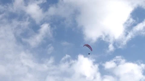 Fallowing Parasailer At The Sky Vidéo 245826069