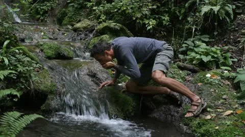 Falls, drinks water Video stock 8852325