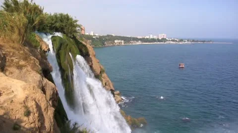Falls. Streams of river water break from rock and fall to sea Vídeo Stock 8966329