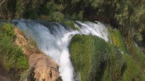 Falls. Streams of river water break from rock and fall to sea Video stock 8966332