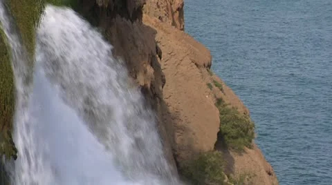 Falls. Streams of river water break from rock and fall to sea Vídeos de archivo 8966333