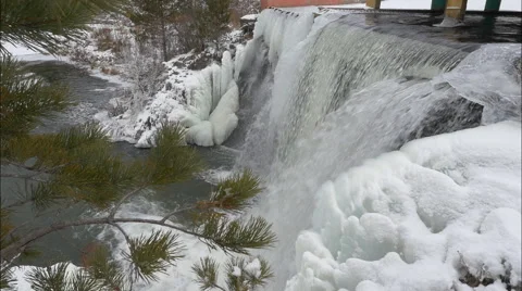 Falls in the winter Vídeos de archivo 65014487