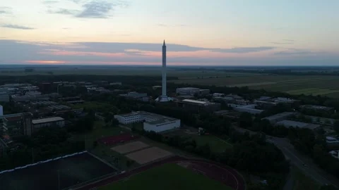 Fallturm Bremen drop tower above the campus at pastel twilight 動画素材 337970729