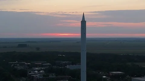 Fallturm Bremen drop tower close up against a pink sunset horizon Stockbeeldmateriaal 337970664