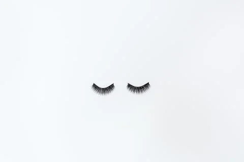 False Eyelashes Lying On White Background. Beauty And Makeup Concept. Flatlay Stock-Fotos