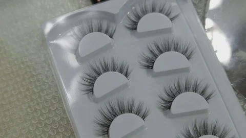 False eyelashes in a package on a table by a makeup artist. 库存影片 123513264