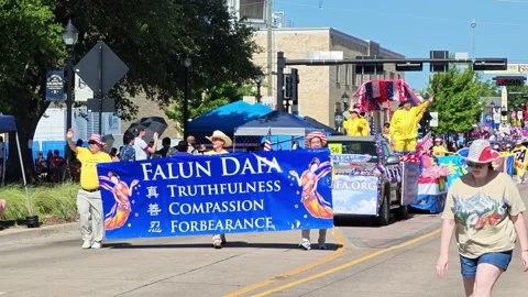 Falun Dafa parade float marching down a sunny street Video stock 340941700