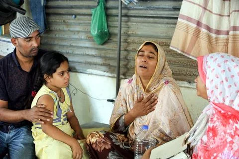  Familien betrauern Tote der Proteste für höheren Mindestlohn in Banglades. Stock Photos